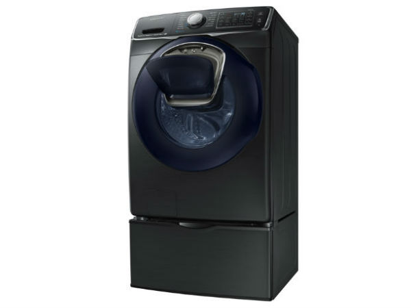 Samsung's New Smart Fridge will tell you when your food will expire!