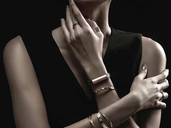 Fitness tracker that look like a jewelry 