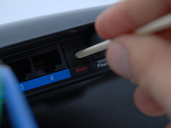 Reseting your friends Wi-Fi router to make it work just fine