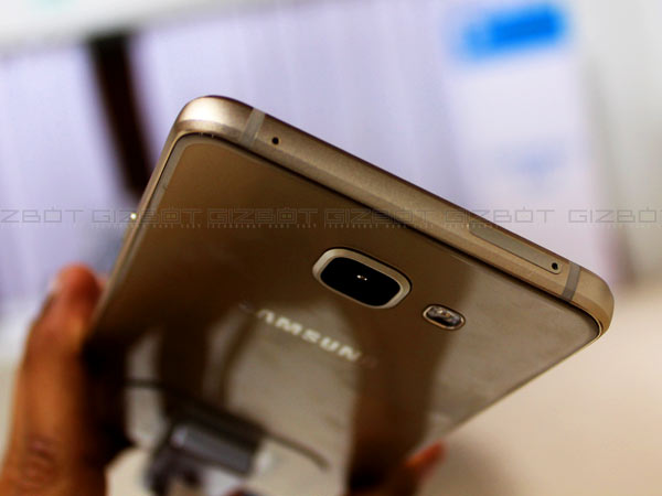 GizBot Takes a First Look at Samsung Galaxy A5 and Galaxy A7!