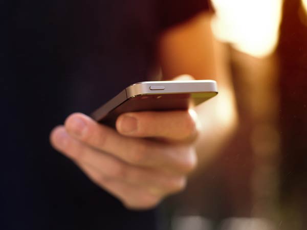 7 Reasons iPhone SE is Just Not Worth it! (You're Welcome)