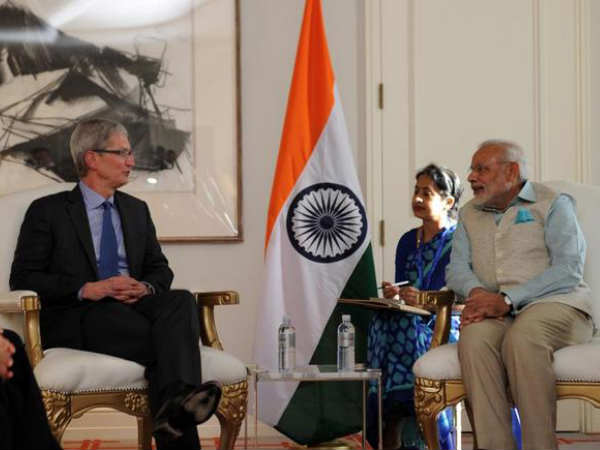 Shah Rukh Khan Ditches Nokia for Apple [REPORT]