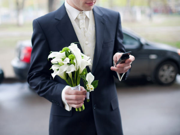 Man ties the knot with smartphone in Las Vegas
