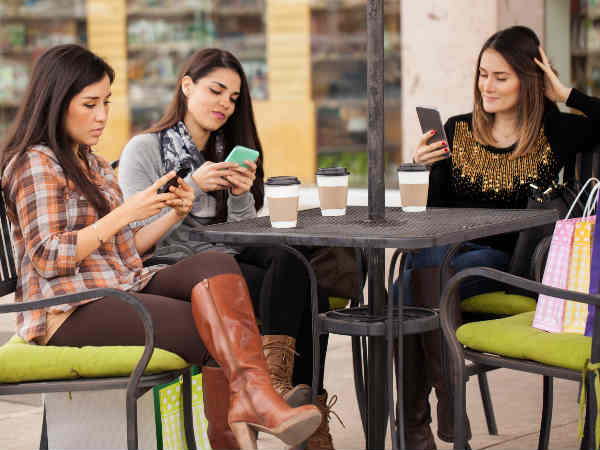 Reasons That People Ignore Friends For Smartphones