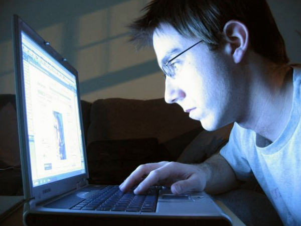 Here are Top 5 Tips to Avoid Eye Strain While Using Smartphone in Bed Here are Top 5 Tips to Avoid Eye Strain While Using Smartphone in Bed