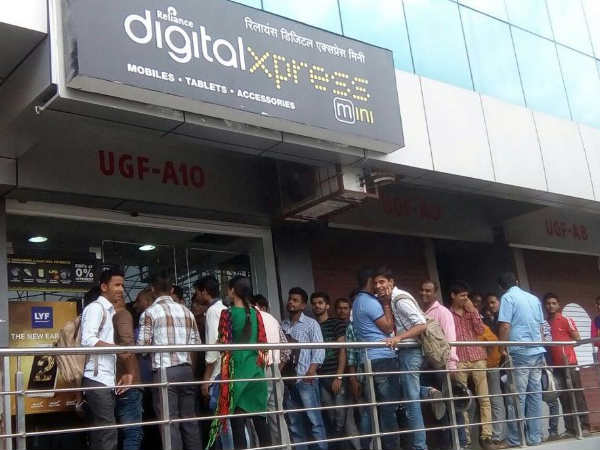 Jio does Apple, people throng Reliance Stores for free 4G test SIM Jio does Apple, people throng Reliance Stores for free 4G test SIM