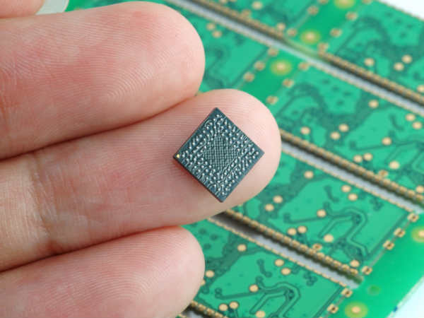 Intel to develop ARM-based smartphone chips