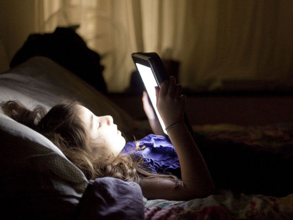 Here are Top 5 Tips to Avoid Eye Strain While Using Smartphone in Bed Here are Top 5 Tips to Avoid Eye Strain While Using Smartphone in Bed