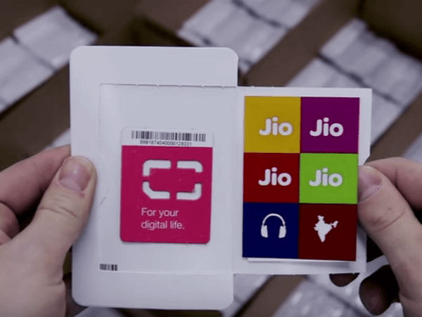 Jio does Apple, people throng Reliance Stores for free 4G test SIM Jio does Apple, people throng Reliance Stores for free 4G test SIM