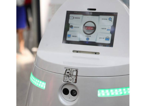 Robots patrol Chinese airport