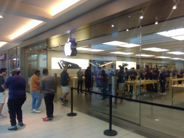 Apple fans make beeline for iPhone 7 in biggest-ever launch