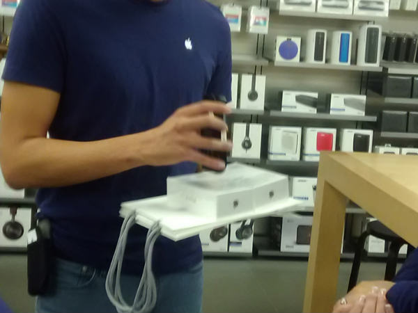 Apple fans make beeline for iPhone 7 in biggest-ever launch