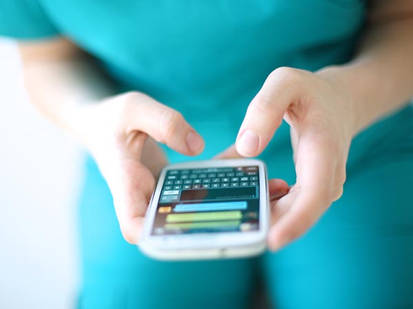 SHOCKING! 5 Ways Your Smartphone is Aging Your Skin