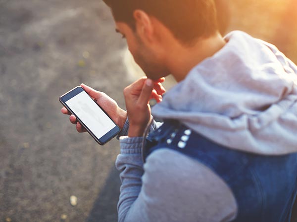 SHOCKING! 5 Ways Your Smartphone is Aging Your Skin