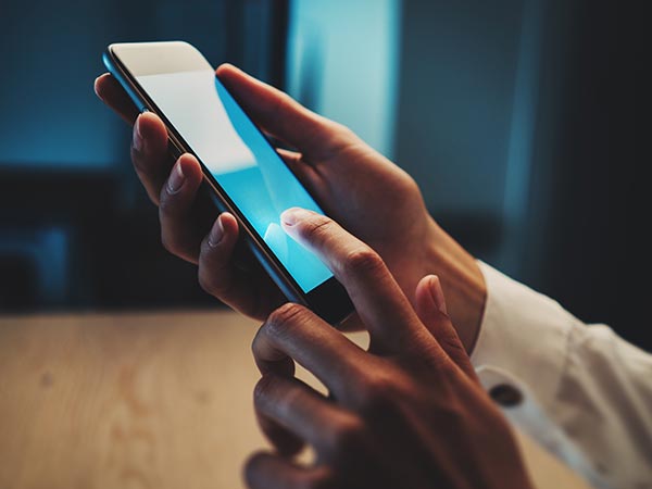 SHOCKING! 5 Ways Your Smartphone is Aging Your Skin