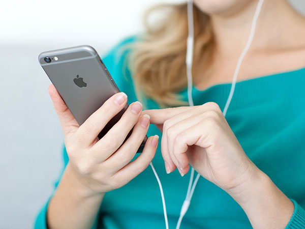 Free Android and iOS apps, web-based services leak