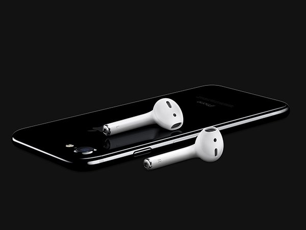 The Apple iPhone 7 is overpriced and has no standard 3.5mm  headphone jack 