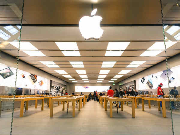 Staff didn't steal information from customers' phones: Apple