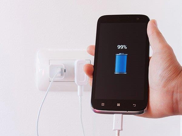 Do not charge and use the smartphone simultaneously