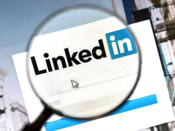 Facebook threatens LinkedIn with job posting feature