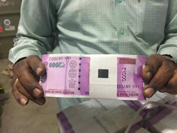 Find Out If The New Rs. 2,000 Note Has a Nano-GPS Chip or Not...