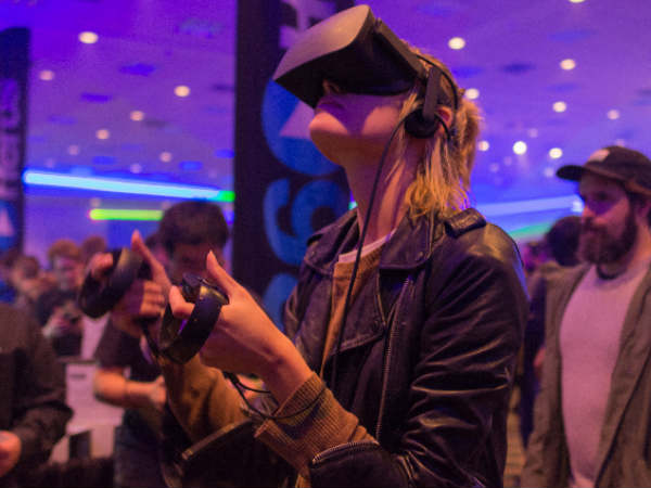HTC to open hundreds of virtual reality arcades