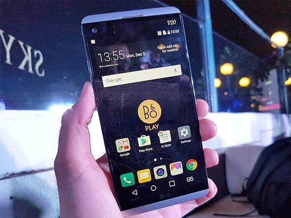 Design: LG V20 is the Clear Winner
