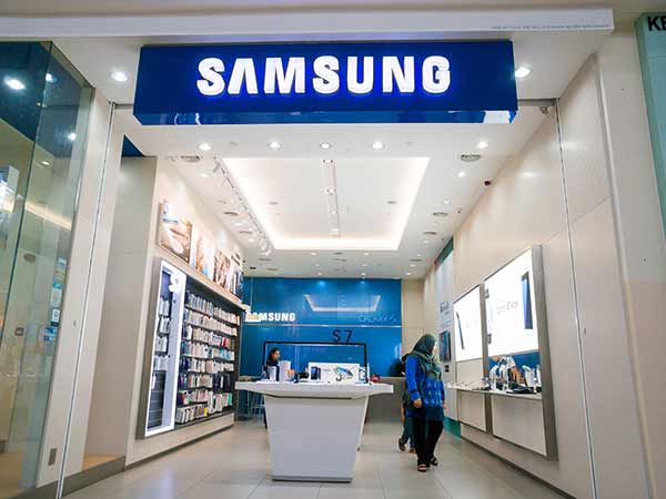 Samsung's Lee Jae-yong appears for questioning in bribery case