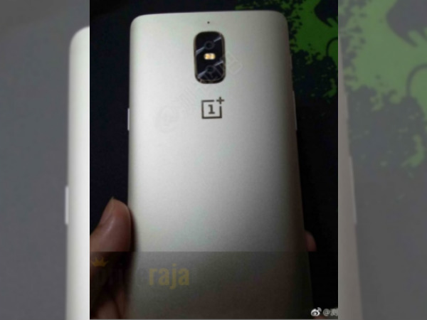 Dual-led flash in the middle 