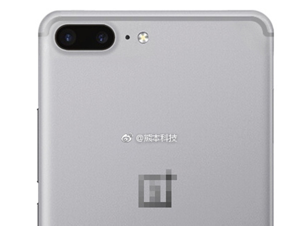 Microphone sits in between