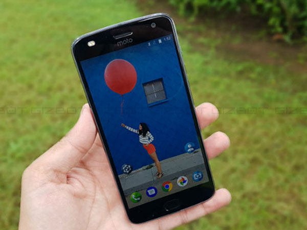 Display: Colors look vivid on AMOLED screen but brightness is an issue