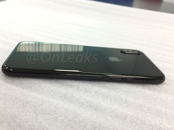 iPhone 8 leak shows vertical dual rear camera and bezel-less display