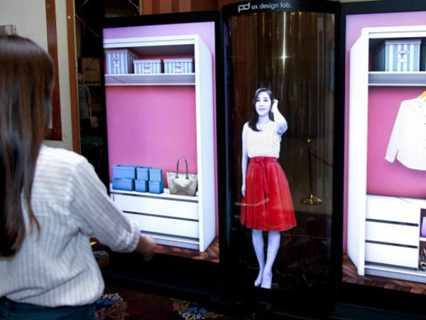 LG unveils the world’s first 77-inch flexible OLED display