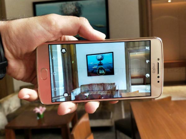 Camera: Front-facing flash lights to please shutterbugs