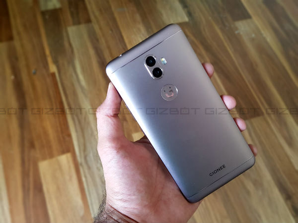 Design: Big, Bulky but indeed looks premium