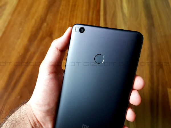 Slim bezels and rounded edges