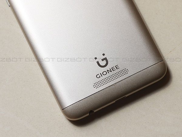 Display and speakers: Vibrant display with quality acoustics