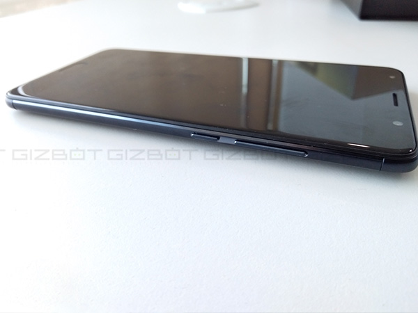 Design: Looks classy and feels great in hands