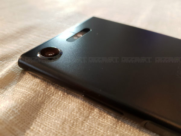 Design-Seems a bit dated but looks premium and is also durable