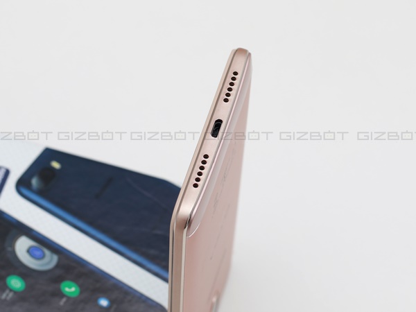 Operating system and GUI : Android 7.0 with stock UI