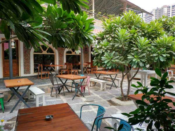 Daylight shots show vibrant colors