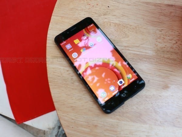 Camera: Decent camera and UI!