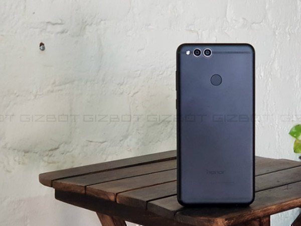 Design: A blend of Honor 8 Pro and Honor 9i