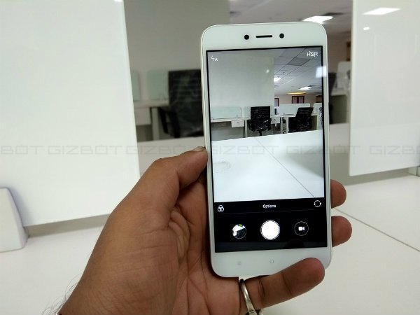 Camera: Responds well in low light conditions   