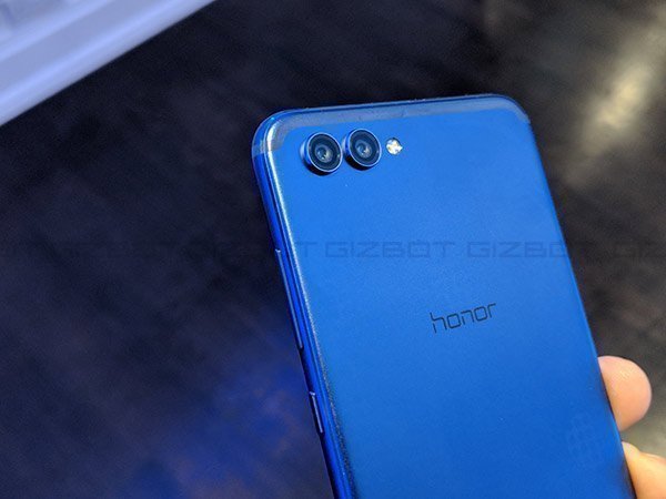 Sleek design with minimal bezels, but nothing new