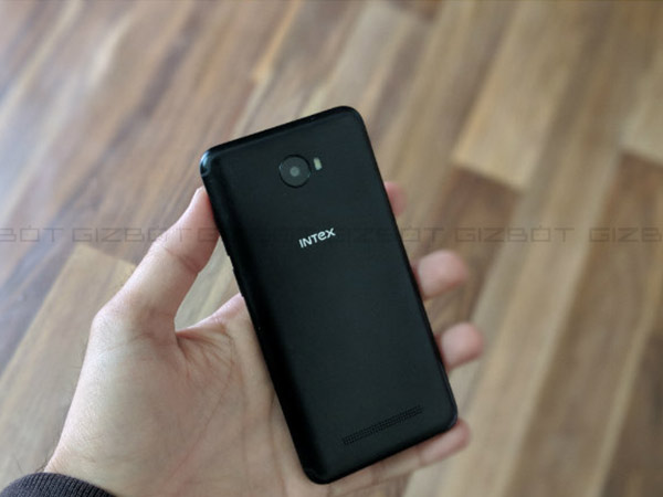 Display and design: Compact polycarbonate design and a 720p screen