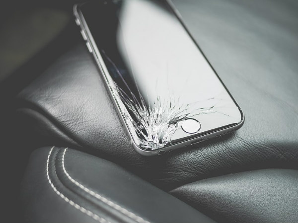 iPhone 6s explodes in a hair salon next to customers iPhone 6s explodes in a hair salon next to customers