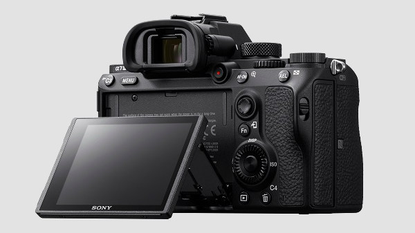 Wide ISO range of 100 - 51200 (expandable to ISO 50 – 204800 for still images)