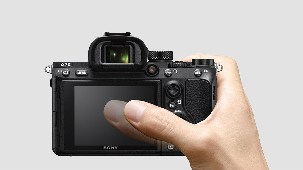 Continuous Shooting at up to 10 fps with either Mechanical Shutter or Silent Shooting 