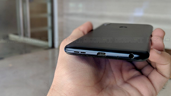 Design: Feels premium than its price-point